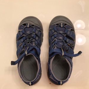 Boy’s Keen water shoes/sandals, size 5